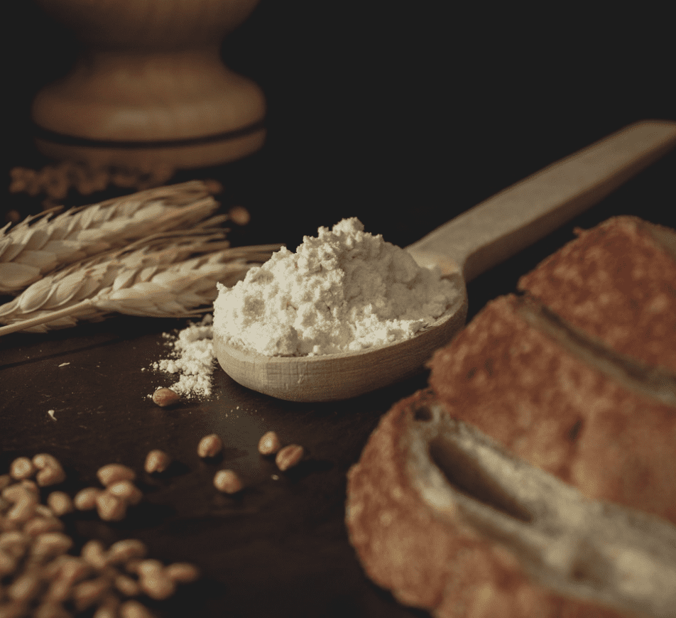 Ansicht eines Brotes und einer Schippe Mehl