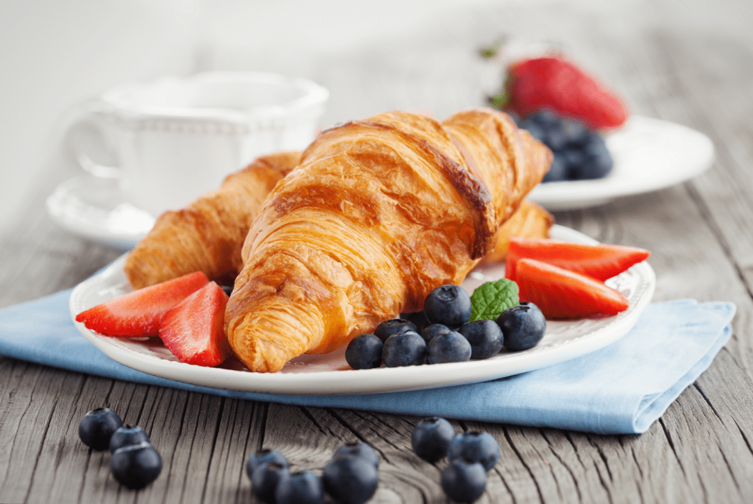 Ansicht eines Croissants mit verschiedenen Früchten